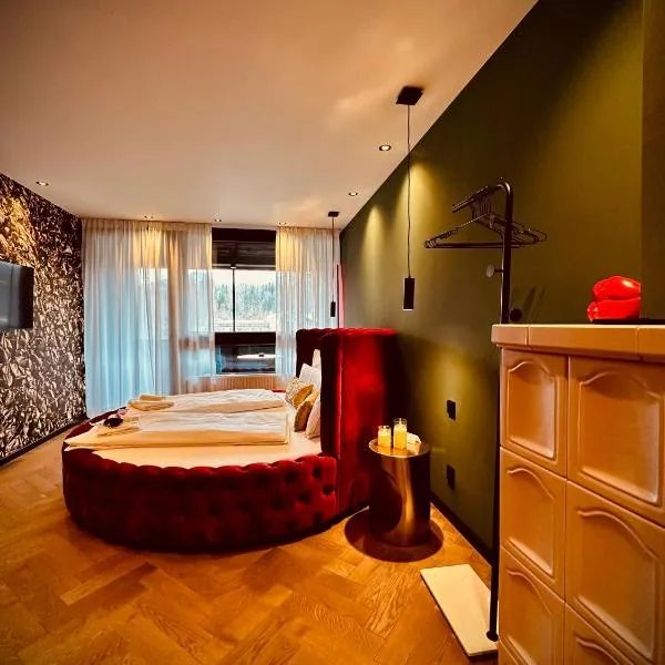 Red Velvet-Romantik Appartement mit Balkon & Flussblick - Das Alpenzeit im Zentrum mit Parkplatz, hótel í Bad Aussee