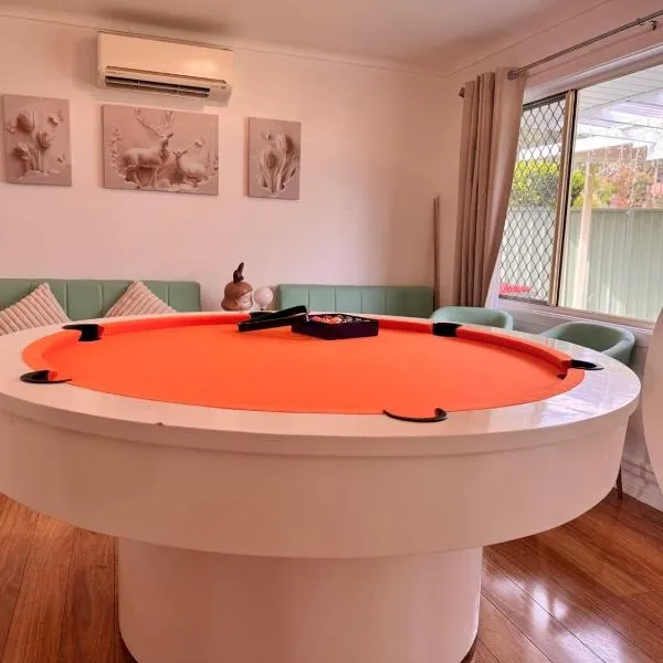 Fairywood Party House at Central Coast with XL hot Jacuzzi & Fun - Round pool table and Slide bunk bed, hotel v destinaci Narara