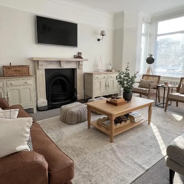 Fern Lodge By Birch Stays, hotel in Rhosneigr
