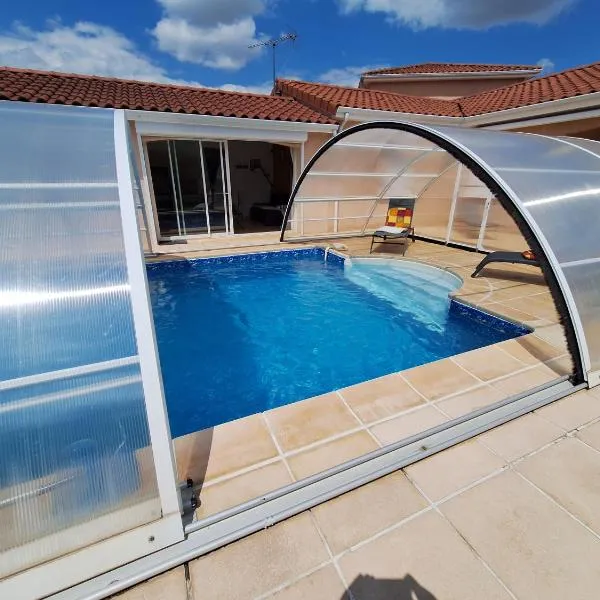 Gite avec piscine privée, hotel u gradu 'Cohade'