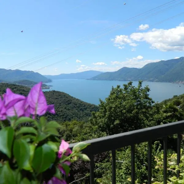 Lago Maggiore Holiday House with Panoramic Views, hotel v destinaci Dumenza