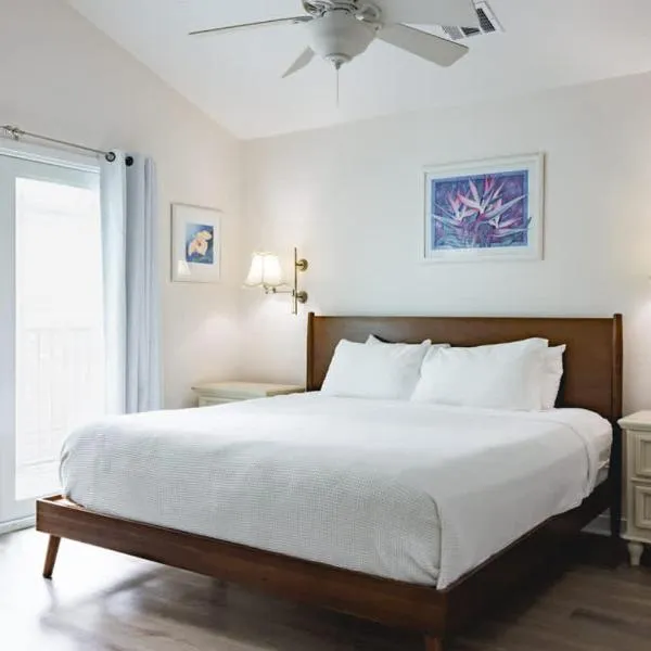 New Casa Caribe by Brightwild- Two-Story Condo Rooftop Pool, hotel v destinaci Key West