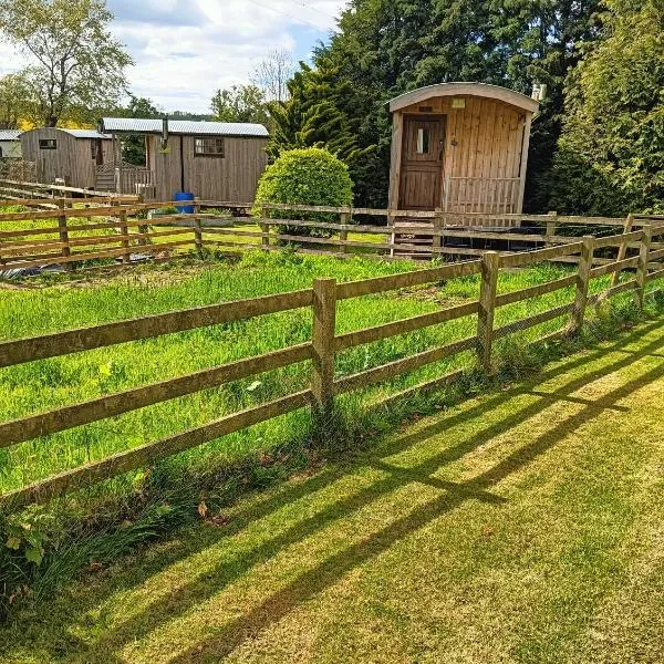 Lucker mill shepherds huts, hotel en Lucker