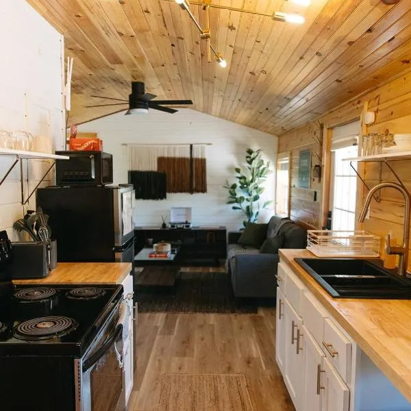 "Cozy Dumplin" - Warm & Modern Stay in RRG/Auxier, hotel in Pine Ridge