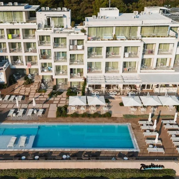 Radisson Resort Plaza Skiathos, hotel in Kanapitsa