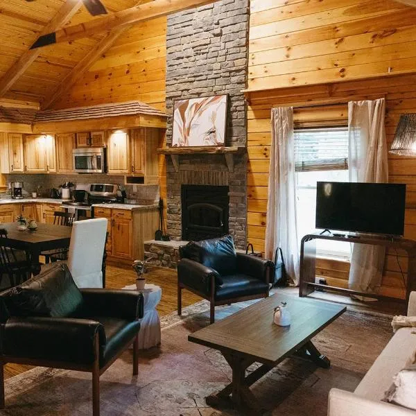 "Alpine Hills" Cozy Hideaway RRG Cabin w/ Hot Tub، فندق في Stanton