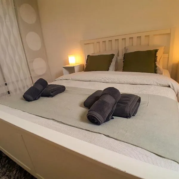 Duplex plein centre - Balcon - Parking - La Défense 10 min, hotel in Sartrouville