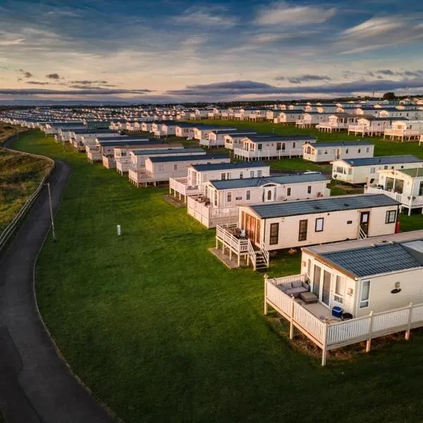 Sea View by the beach at Crimdon Dene Holiday Park, Hotel in Hartlepool