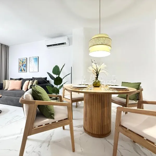 Sunset Beach Apartment - Playa del Cura, 10 meters to Beach, Sea View, Centrally Located, Los Locos, hotel di Torrevieja