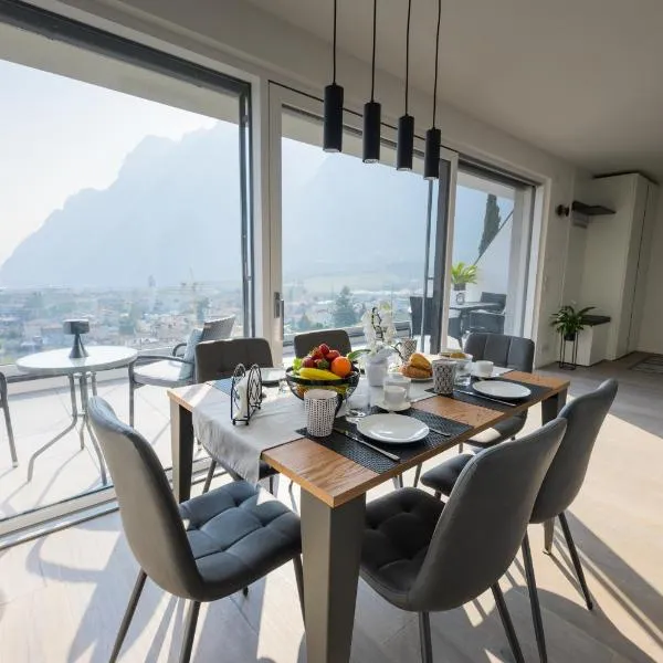Attico Sky Lake Holiday Luxury Apartament, hotel in Riva del Garda