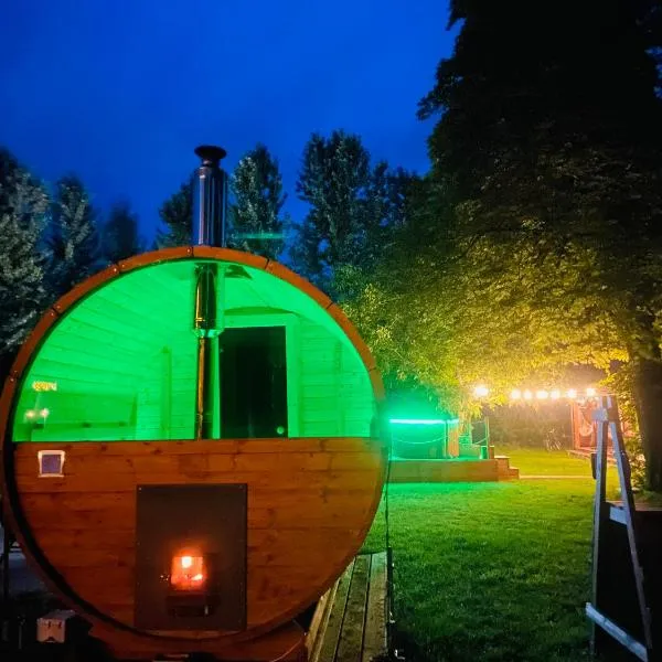 Poleskie zacisze, domek Bocian, kominek, balia,sauna,wifi, hotel v destinaci Helenin