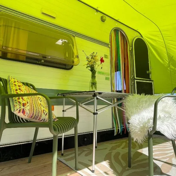 Cute little caravan for 2 in old orchard, hotel di Hem