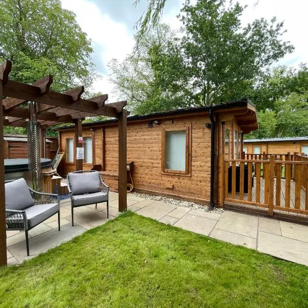Lakeside Lodge 1, with Log burning Hot Tub, hotel in Everton