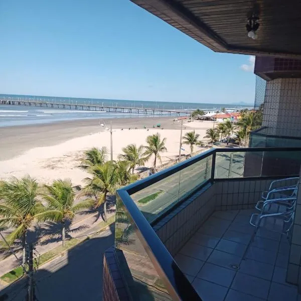 Apartamento pé na areia com sacada e garagem 2 banheiros, hótel í Mongaguá