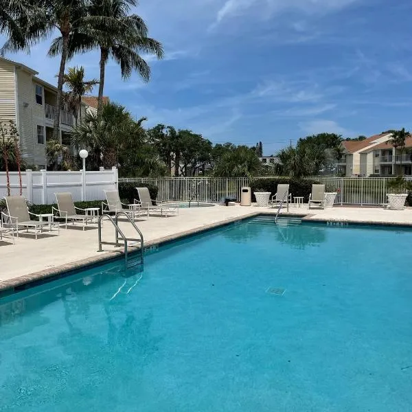 Relaxing Condo with Heated Pool, hotelli kohteessa Indialantic