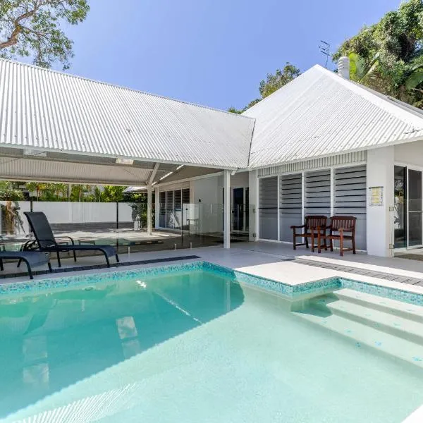 Serenity Villa with heated POOL & Beach access, hotel in Port Douglas