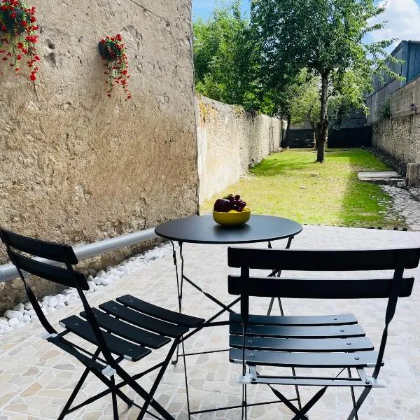 Charmants T2 rénovés - Jardin - Centre ville, Hotel in Blois