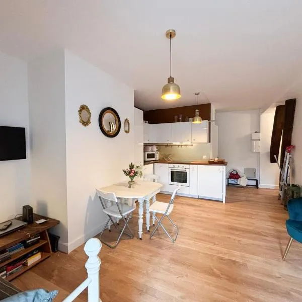 Charmant duplex au calme "La Tourelle" avec wifi, hotel in Rémalard en Perche