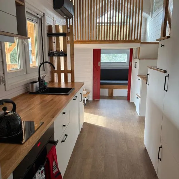Tiny House Azyl Wolności, hotel in Pozezdrze
