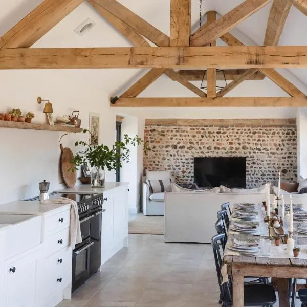 Luxury converted thatched barn near Chichester, hótel í Earnley