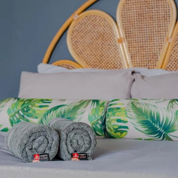 Viesnīca Hermanus Waterfront Boho Studio Apartment, Whale Coast Hideaway pilsētā Hermānesa