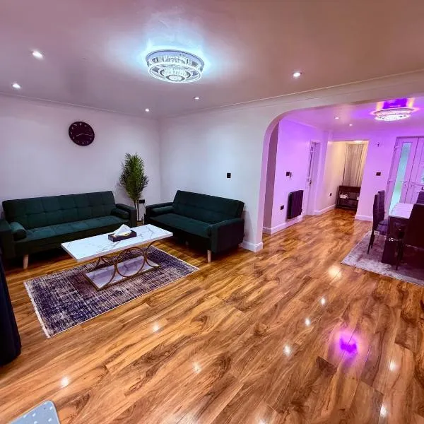 Spacious 3 Bed Home With Private Parking Close to MK Central, hotel in Haversham