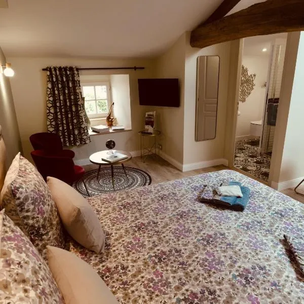 La maison du sculpteur à Tiffauges proche Puy du F, Hotel in Tiffauges