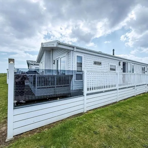 Stunning Lodge With Full Sea Views And Decking At Broadland Sands Ref 20076Cf, khách sạn ở Hopton on Sea