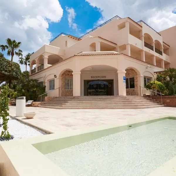 Invisa Hotel Club Cala Blanca, hotel in Es Figueral Beach