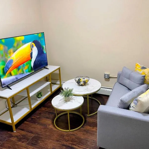 Cozy 2BR Brick Haven! Near light rail! 35m to NYC, hotel v destinácii Jersey City