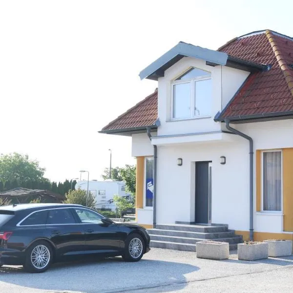 Hotel Rózsa Csárda Bungalow & Caravan Park, hotel in Hegyeshalom