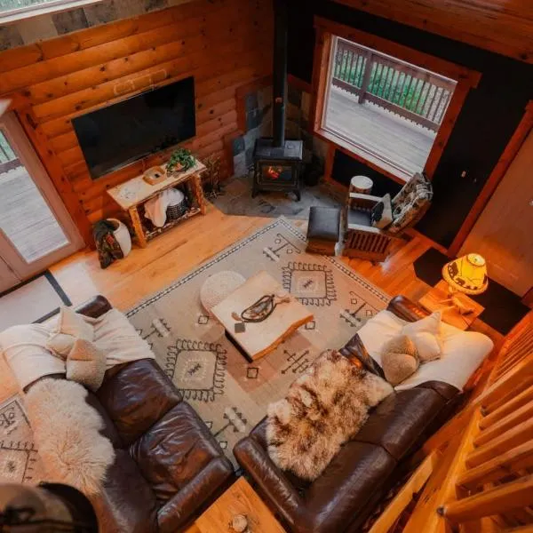 COZY Cabin with Hot Tub - Near all in Hocking Hills, Hotel in Logan