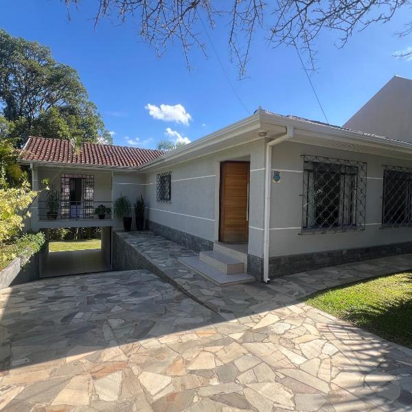 CASA COM 5 QUARTOS, QUINTAL GRANDE E CHURRASQUEIRa