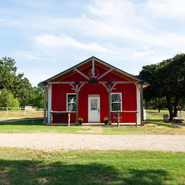 Dog-Friendly Texas Ranch with Patio, Horses On-Site, hotel v destinaci Aubrey