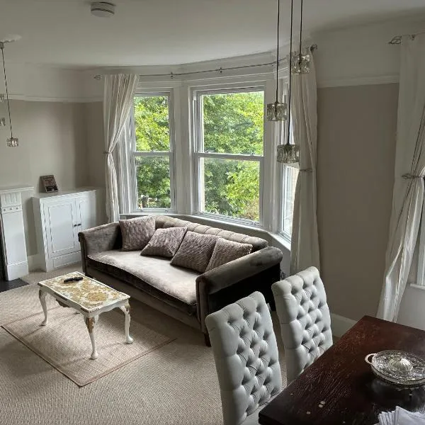 Large Victorian Apartment With High Speed Wifi 350mbps، فندق في رويال تونبريدج ويلز