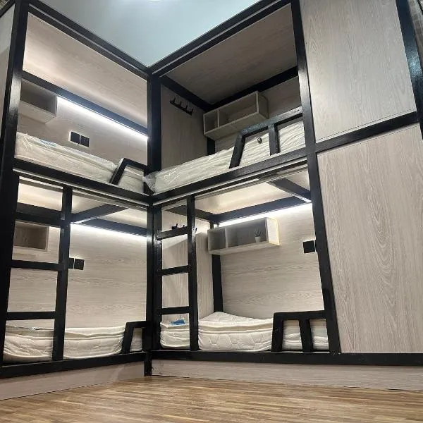Affordable Luxury Capsule Bed in Downtown Dubai Near Metro, hotel in Dubai