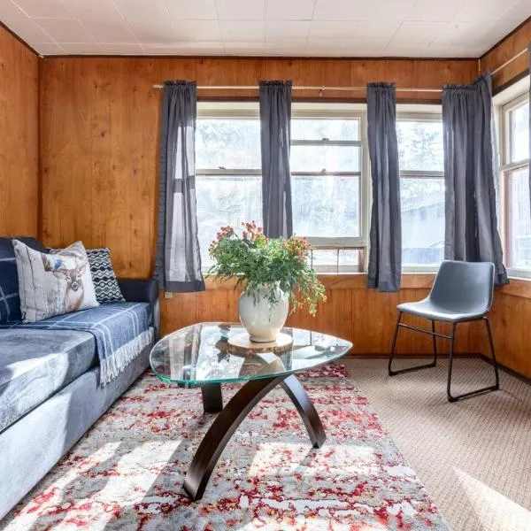 Huckleberry Lodge Mountain Getaway Near Banff, hotel in Canmore