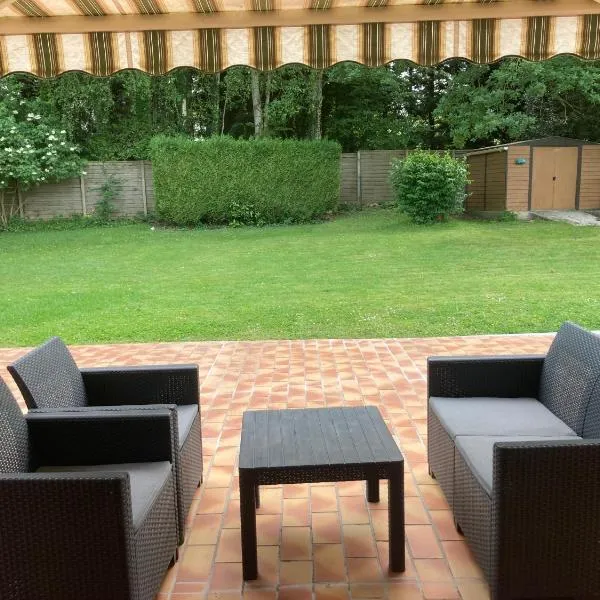 Appartement T3 dans pavillon avec terrasse et jardin، فندق في جيفيه