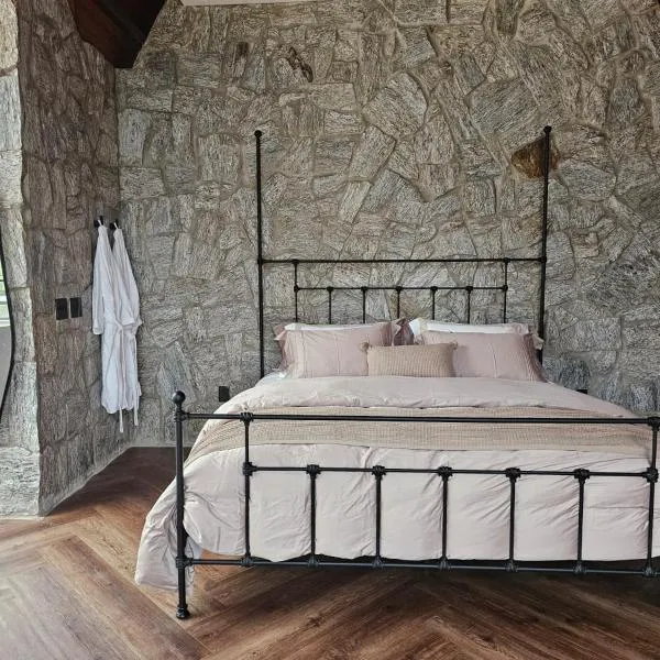 Cabana com piscina aquecida e banheira Domingos martins โรงแรมในโดมิงกอส มาร์ตินส์