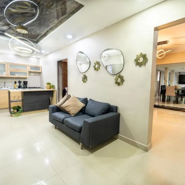 5 bedroom, with Arcade machine and foosball, 1 block from Lleras park P3, hotel en Medellín