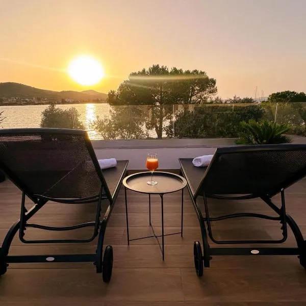 Beachfront house Miamore - 10 m from the sea，帕什曼的飯店