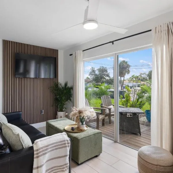 Heat of Siesta Village Walk to Beach w heated Pool, hotel v destinaci Siesta Key