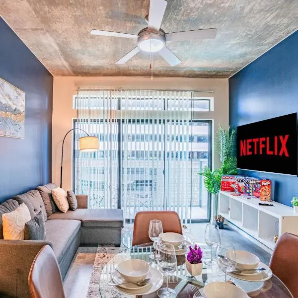 Relaxing 2BD - Central Downtown - Gym, Pool, Parking, hotel in Phoenix