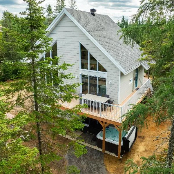 L'intemporel - Retro Chalet with Private Lake and Hot Tub, hotel a Valcartier Station
