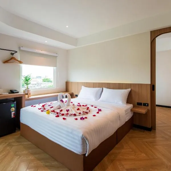The Moment Hotel, hotel in Ban Bang Khan