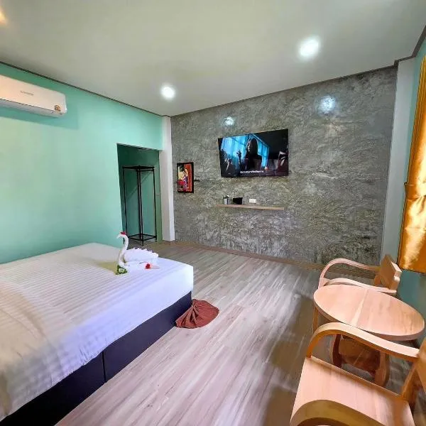 ฮีลใจ การ์เด้น รีสอร์ท, hotel in Prakhon Chai