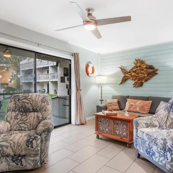 Renovated Condo 4-Min Walk to Beach & Pools, ξενοδοχείο σε Panama City Beach
