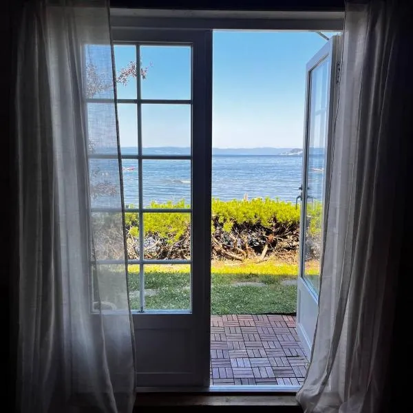 Charming sunlit hideaway with ocean view, hotel v destinaci Viggja