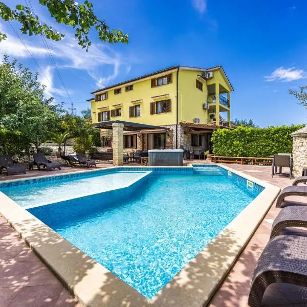 Villa Bucks near Poreč for 20 persons with Sea View, Whirlpool, Sauna & Fitness, hôtel à Višnjan