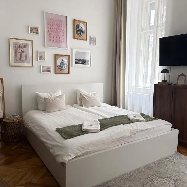 NEW - Golden Central Budapest Apartment, hotel in Budapest